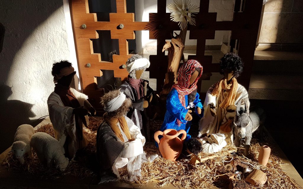 Krippenfiguren der Stephanuskirche mit Maria und Josef, Jesuskind, Sterndeutern und Schafen.