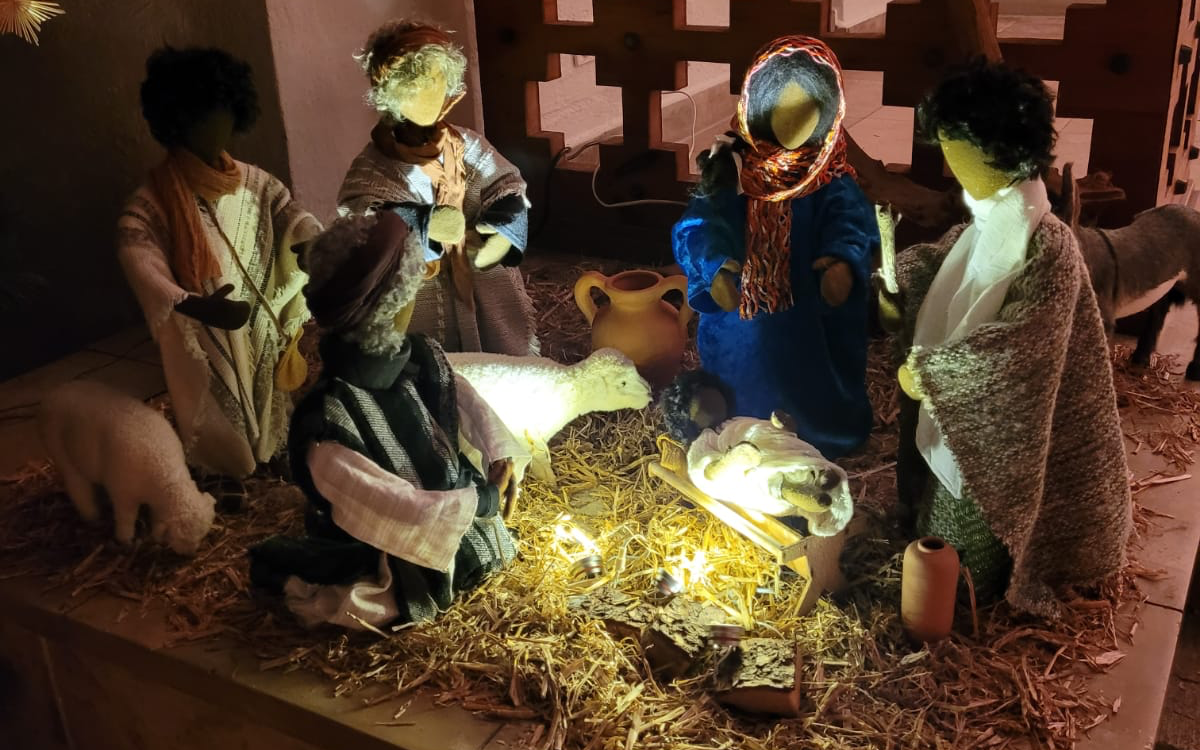 Krippe in der Stephanuskirche mit Maria, Josef, Jesuskind und den Hirten