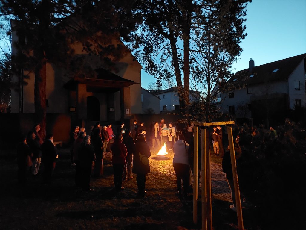 Die Gemeinde versammelt sich am Ostermorgen um das Osterfeuer vor der Stephanuskirche