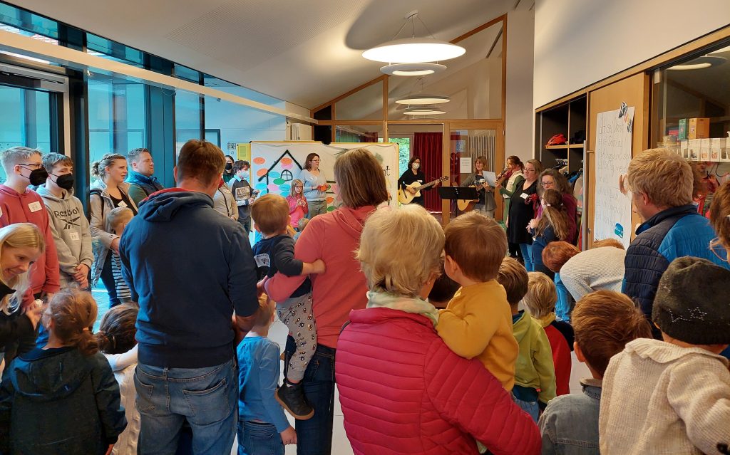 Begrüßung aller Besucher der Kirche Kunterbunt im Gemeindehaus der Stephanuskirche zum Thema "Wird alles anders?"