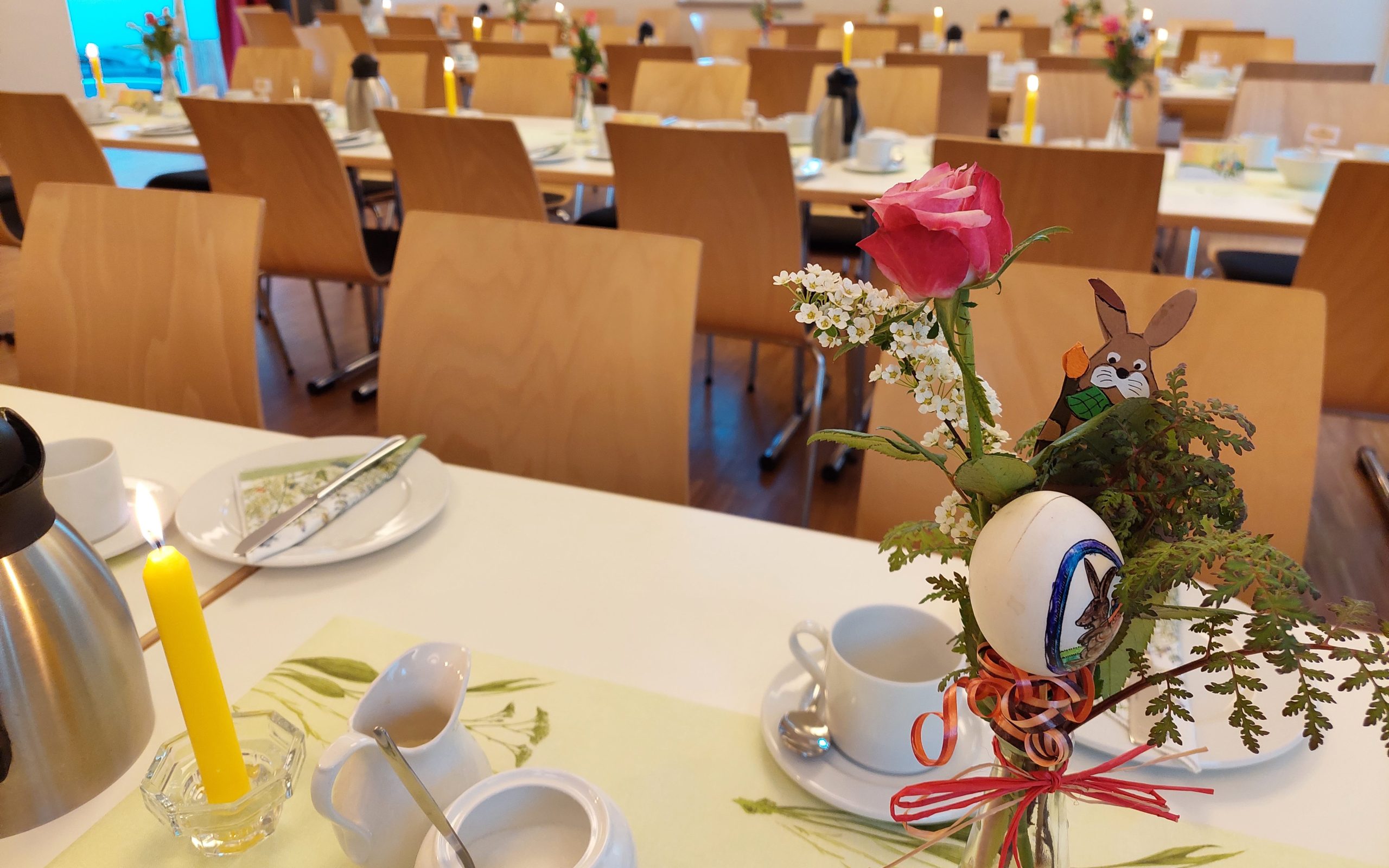 Die Tische im Gemeindehaus der Stephanuskirche passend zum Osterfest dekoriert und eingedeckt.