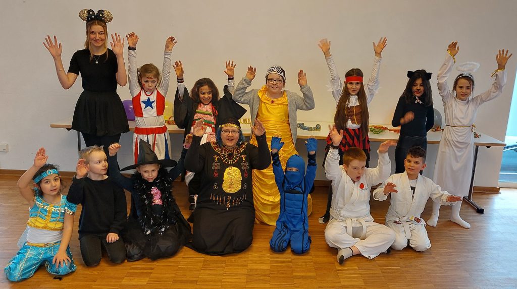 Glückliche Kinder, ganz unterschiedlich verkleidet am Kinderfasching im Gemeindehaus der Stephanuskirche