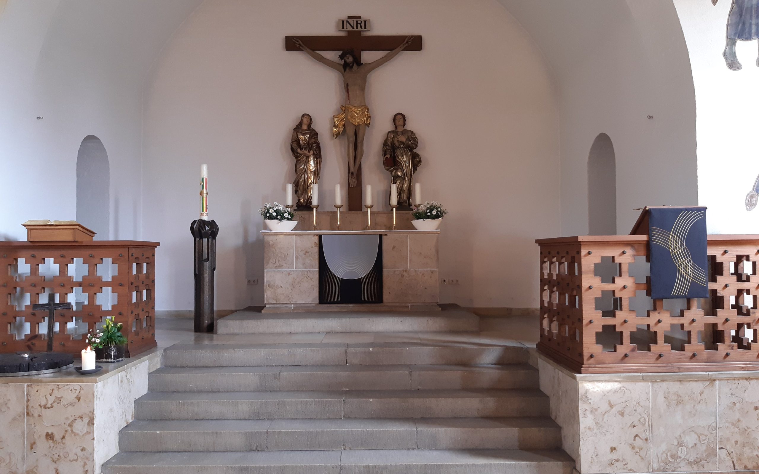 Blick in den Altarraum der Stephanuskirche mit den neuen Paramenten