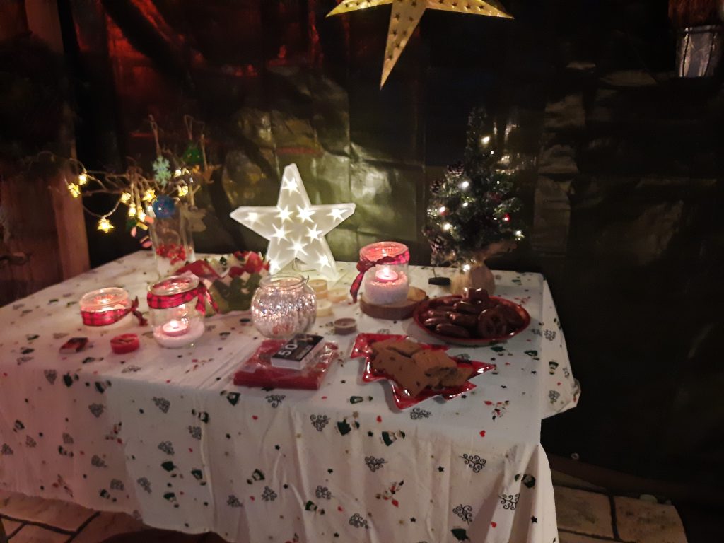 Geschmückter Tisch mit Kerzen und weiteren adventlichen Sachen