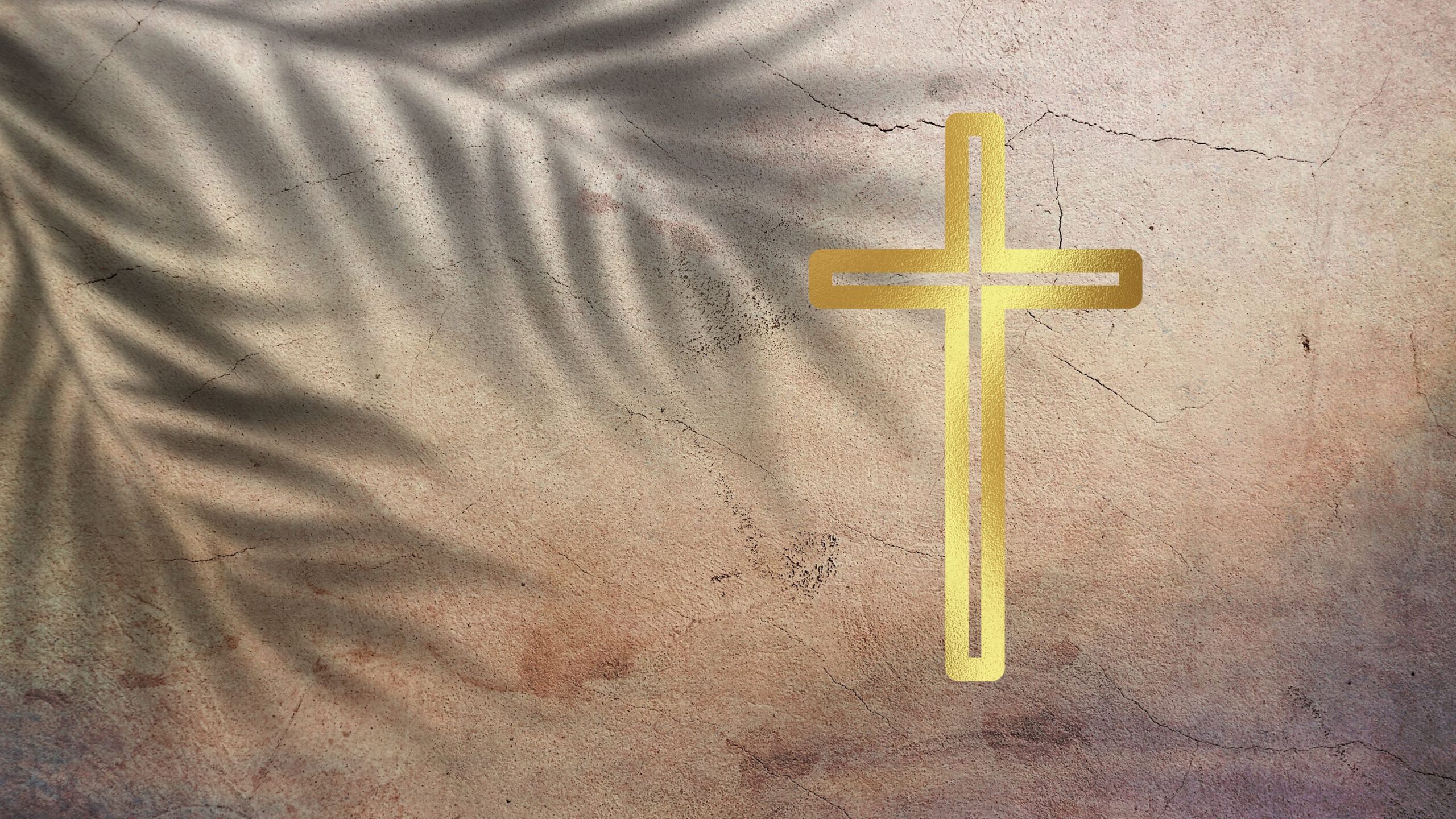 gezeichnetes Kreuz mit dem Schatten von Palmzweigen im Hintergrund